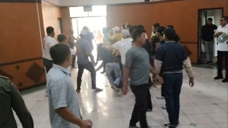 Dua Kelompok Pendukung Anggota Dewan dari Golkar Adu Jotos di Rapat Banggar DPRD Riau