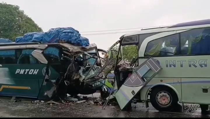 Dua Bus Adu Kambing di Jalan Lintas Riau-Sumut