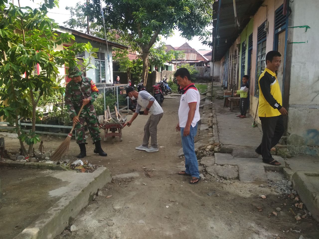 Babinsa Bersama Lurah Sukaramai dan Warga Goro Bersama Bersihkan Jalan dan Parit di Wilayah RW 05  