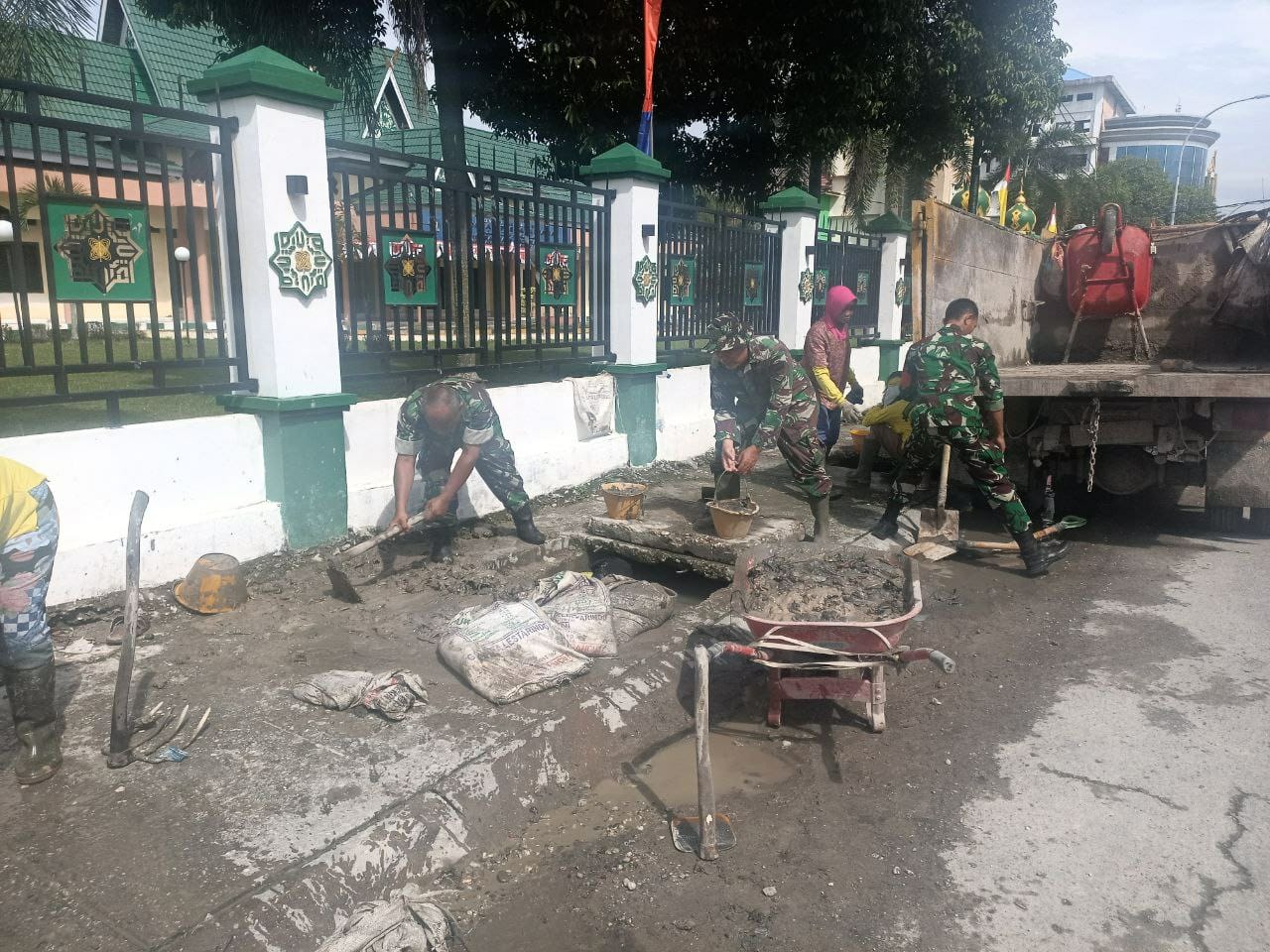 Babinsa Serka TM Sihite  Monitoring Goro Normalisasi Parit di Jalan Gatsu