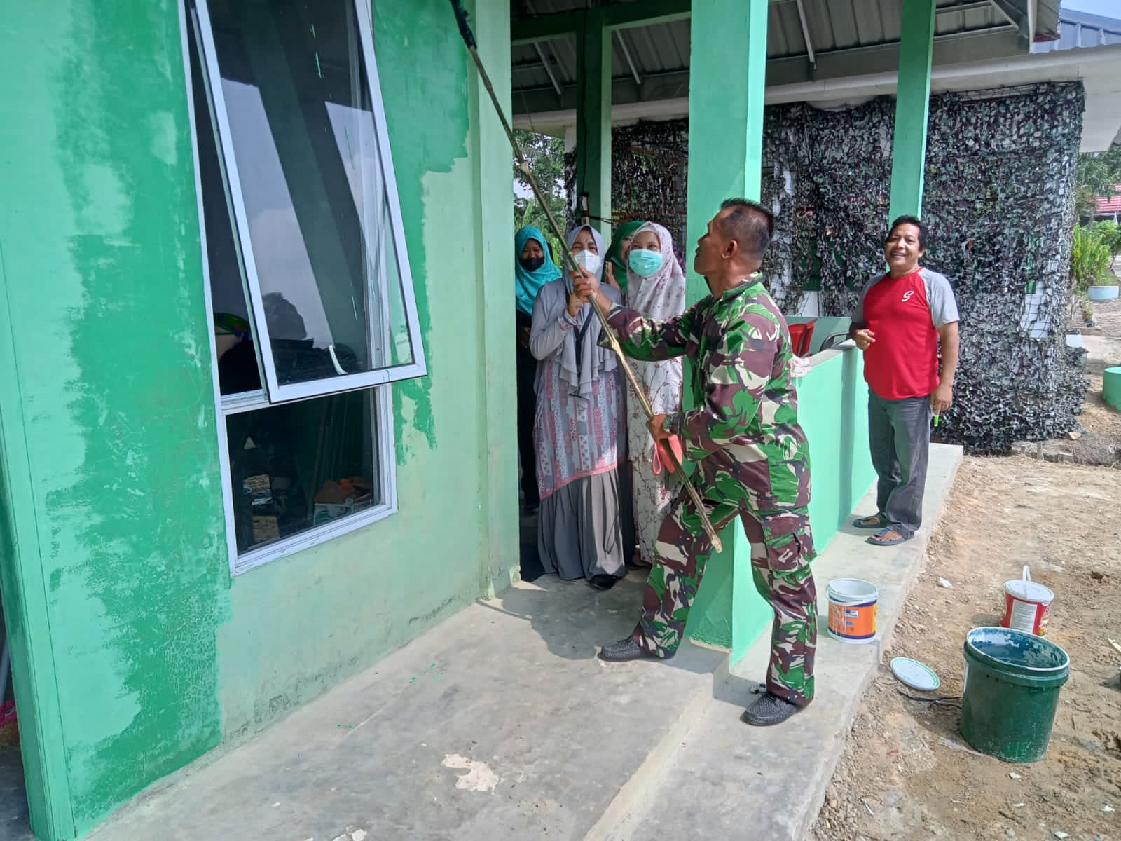 Menjelang HUT RI ke-77, Babinsa Bersama Warga Goro Bersihkan dan Cat Posyandu Kelurahan Kotabaru