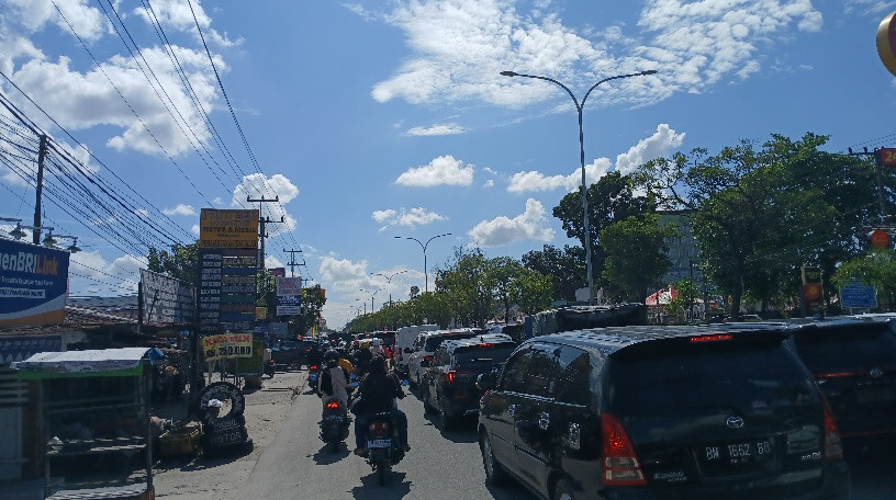 H+1 Lebaran Idulfitri 1446 H, Jalan HR Soebrantas Pekanbaru Macet