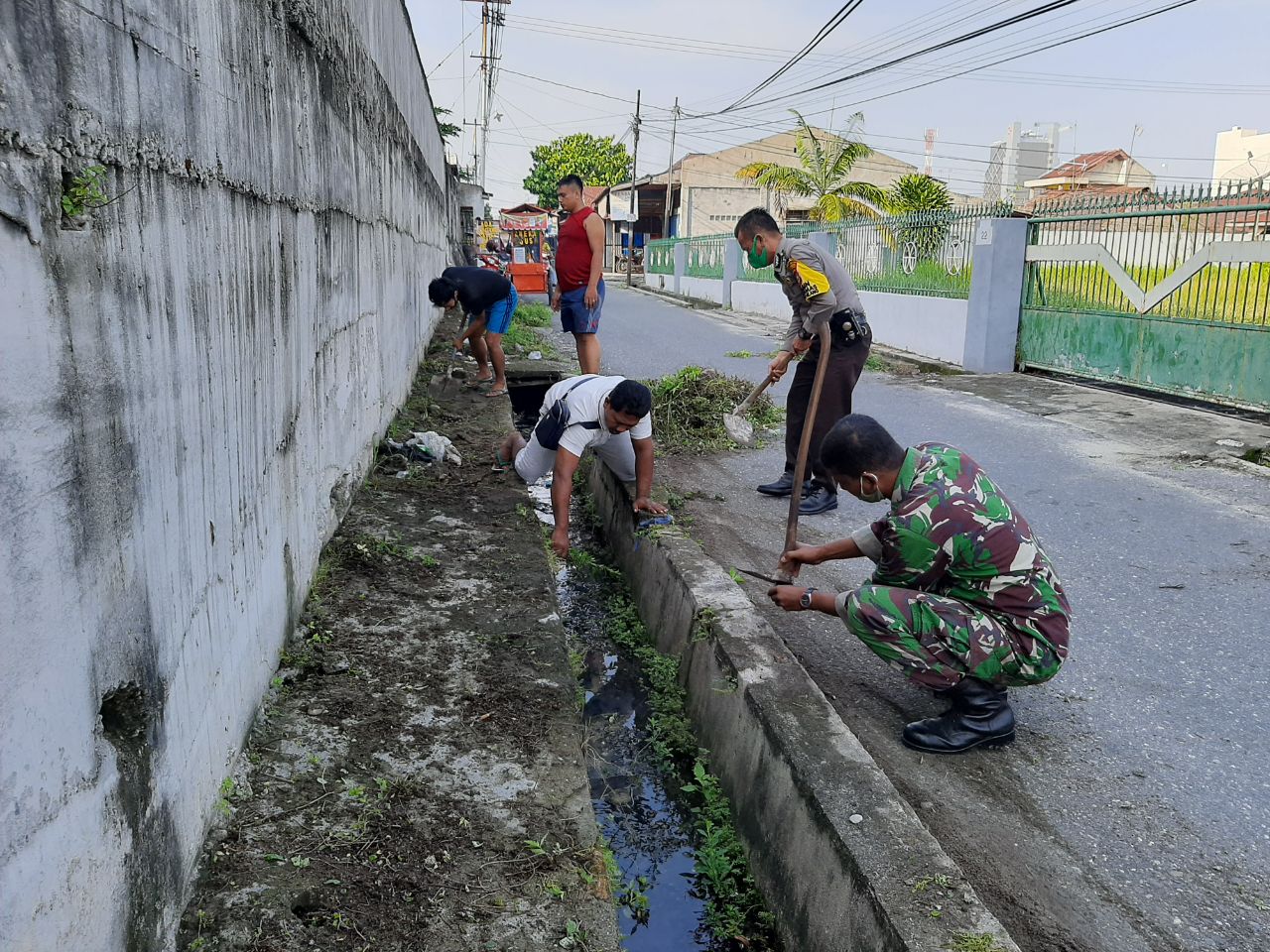 Cegah DBD, Babinsa Gotong Royong Bersama Pemuda Jalan Hangtuah