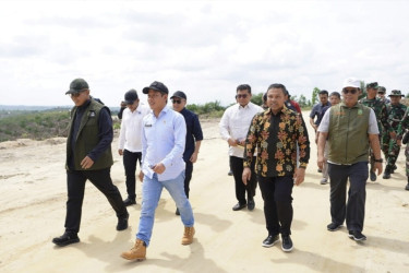 Menteri LH dan Gubri Abdul Wahid Tinjau TNTN, Cari Solusi Terbaik Relokasi Warga