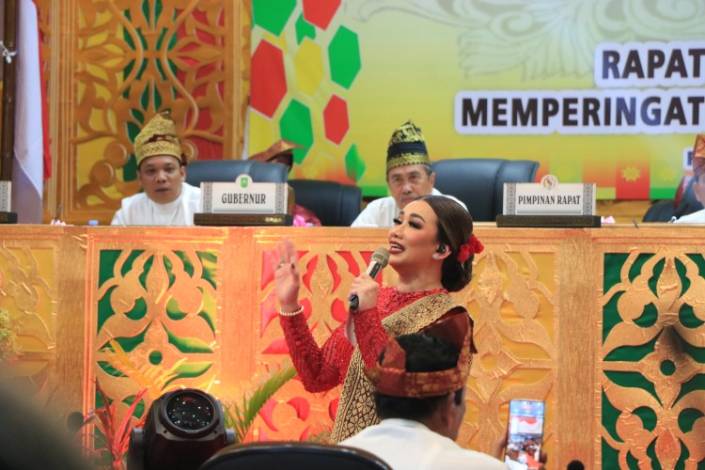 Reza Artamevia Nyanyikan Lagu Ciptaan Muflihun di Sidang Paripurna Hari Jadi Pekanbaru