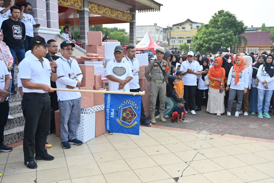 Banjir Hadiah, Ratusan Peserta Tumpah Ruah Ikuti Jalan Sehat PWI