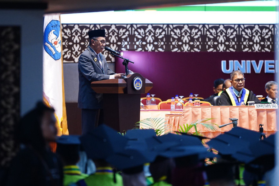 Gubri Syamsuar Orasi Ilmiah Dihadapan Ribuan Wisudawan dan Orang Tua di UNP Sumbar