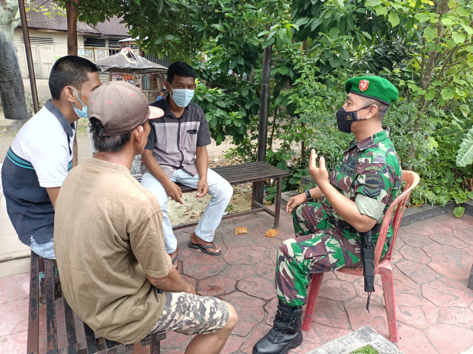 Komsos dengan Warga, Babinsa : Mari Aktifkan Ronda Malam!