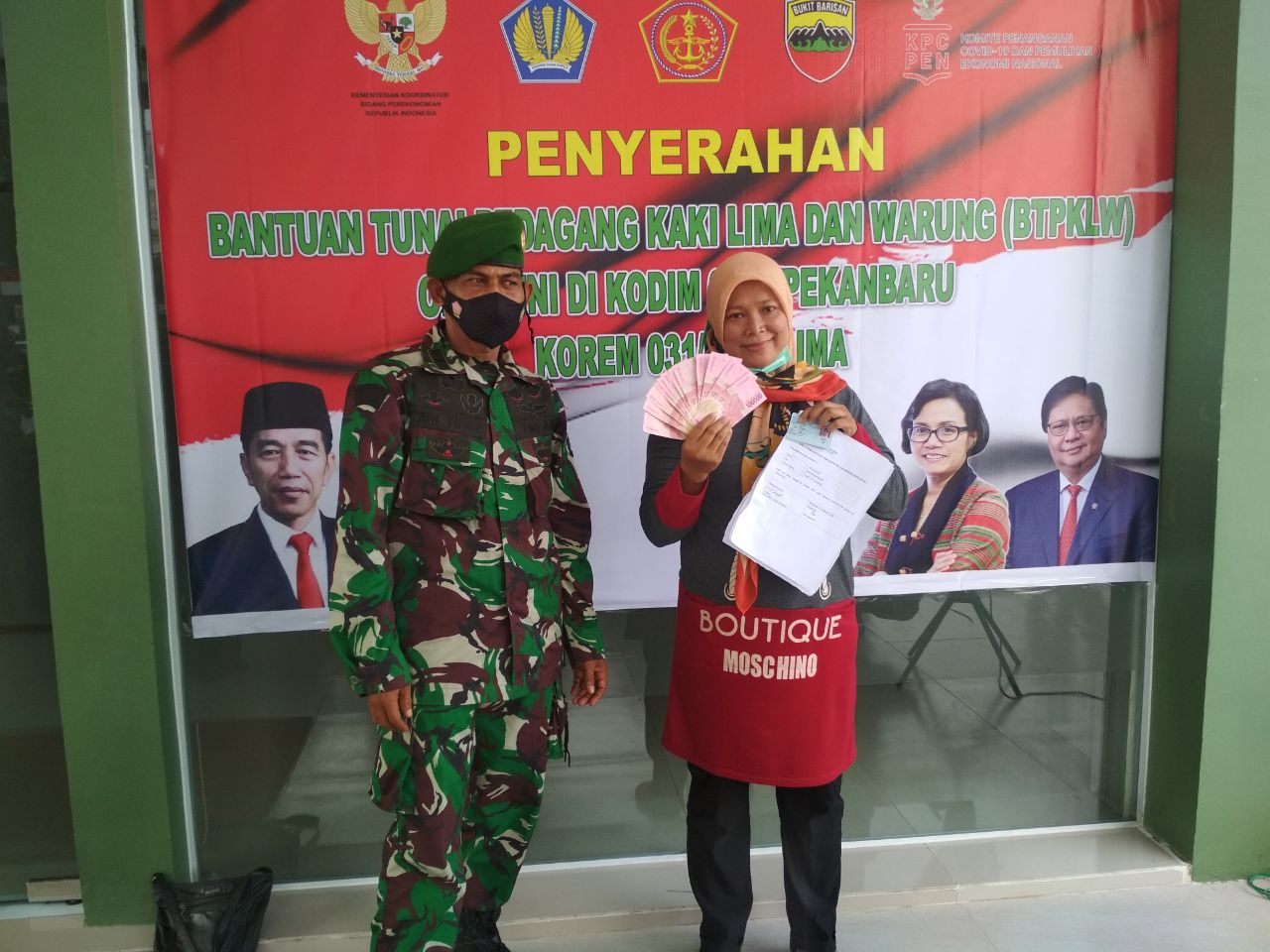 Babinsa Dampingi Warga saat Pengambilan BLTPKLW di Makodim 