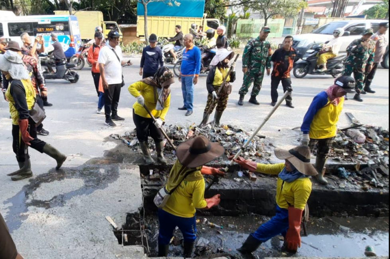 Jelang Ramadan, Kapolsek Binawidya Pimpin Goro di Pasar Selasa Baru Panam Pekanbaru