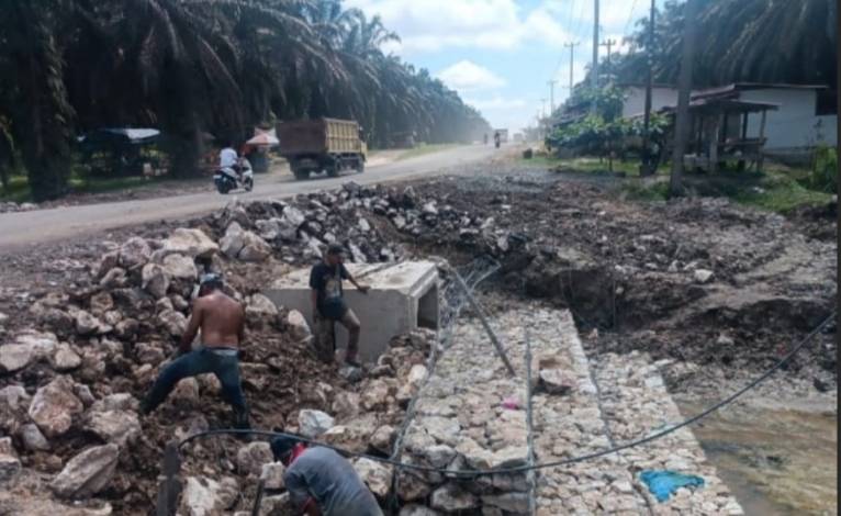 UPT IV PUPR Riau Lakukan Pemeliharaan Tiga Ruas Jalan dan Bangunan Box Culvert di Inhu