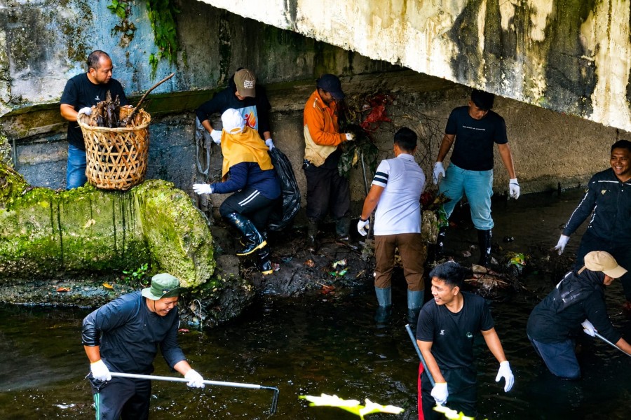 DLHK Pekanbaru Bersama BEM UNRI Goro Bersihkan Sungai Sail
