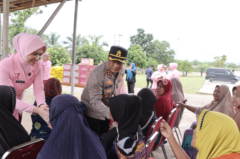Polres Rohil Gelar Jumat Berkah, Kapolres dan Bhayangkari Salurkan 50 Paket Sembako untuk Kaum Dhuafa