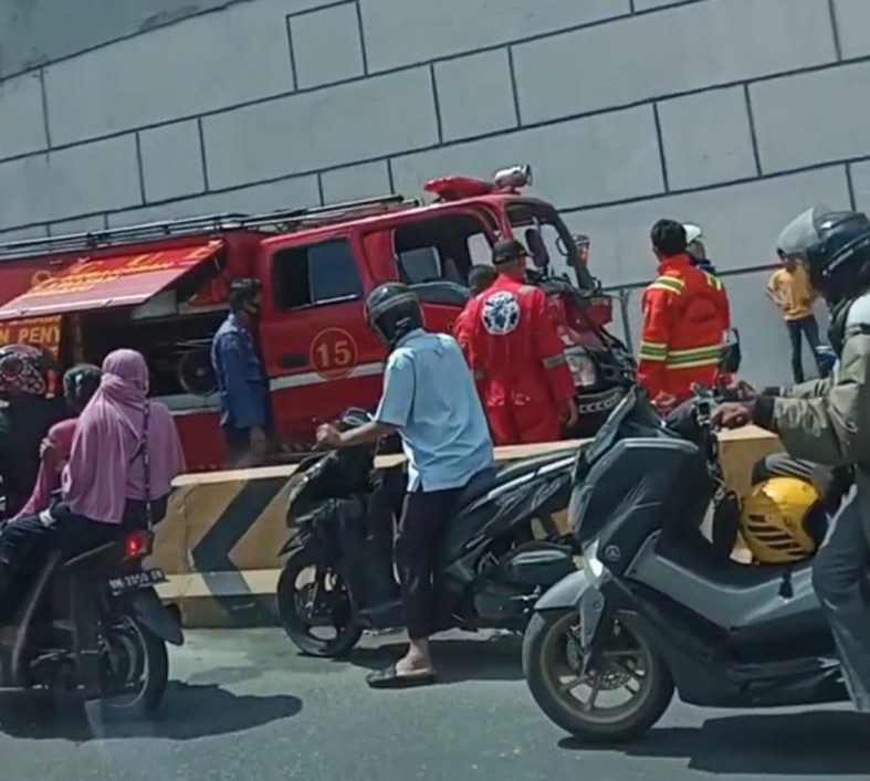 Hendak Padamkan Api, Dua Unit Mobil Damkar Malah Alami Kecelakaan