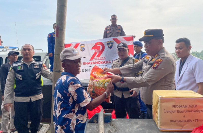 Wujud Nyata Program JALUR, Polres Rohil Salurkan Sembako kepada Masyarakat Wilayah Pesisir Pantai