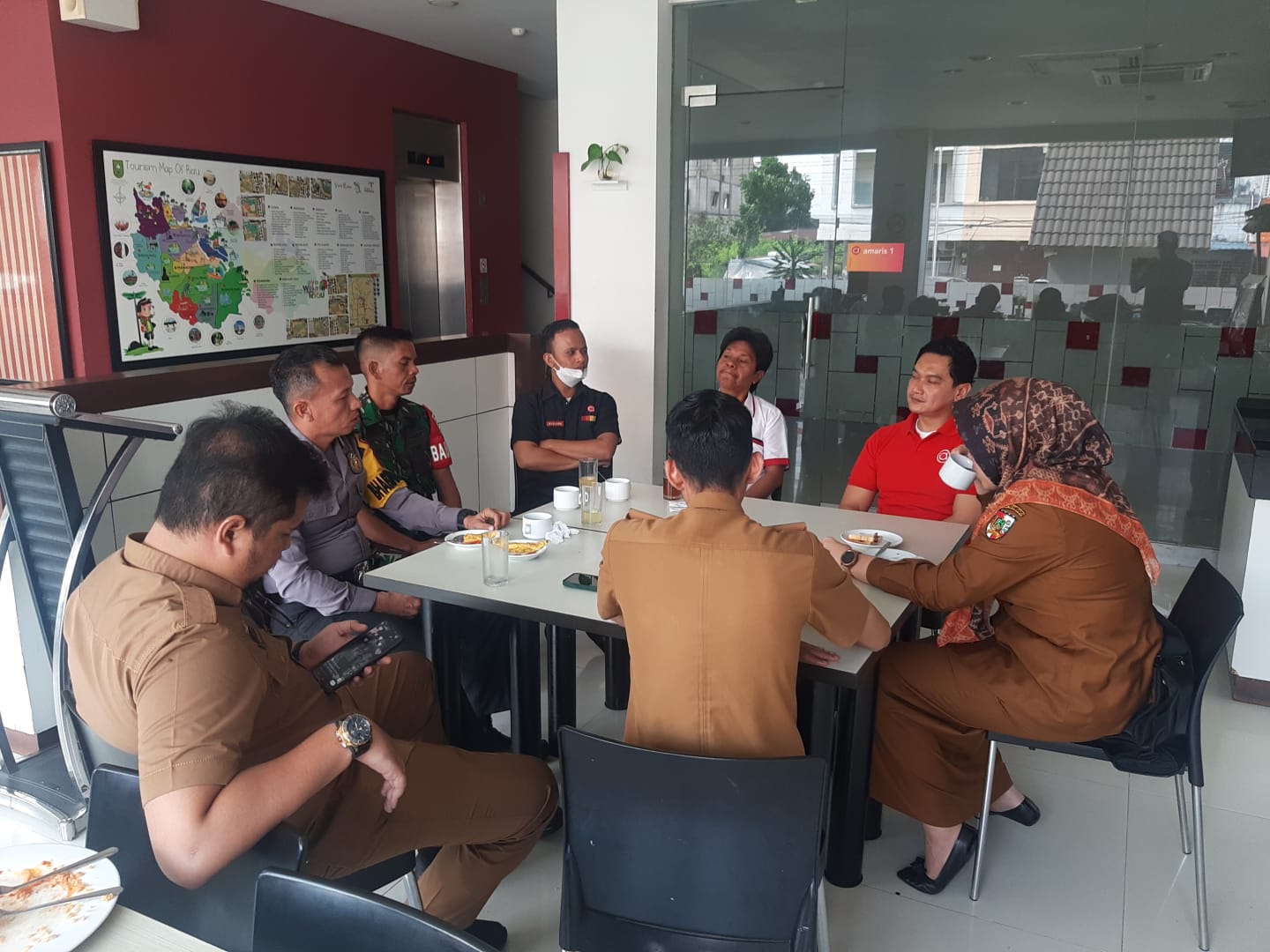 Jalin Silaturahmi, Babinsa Bersama Forkopincam Komsos dengan Manajemen Hotel Amaris 