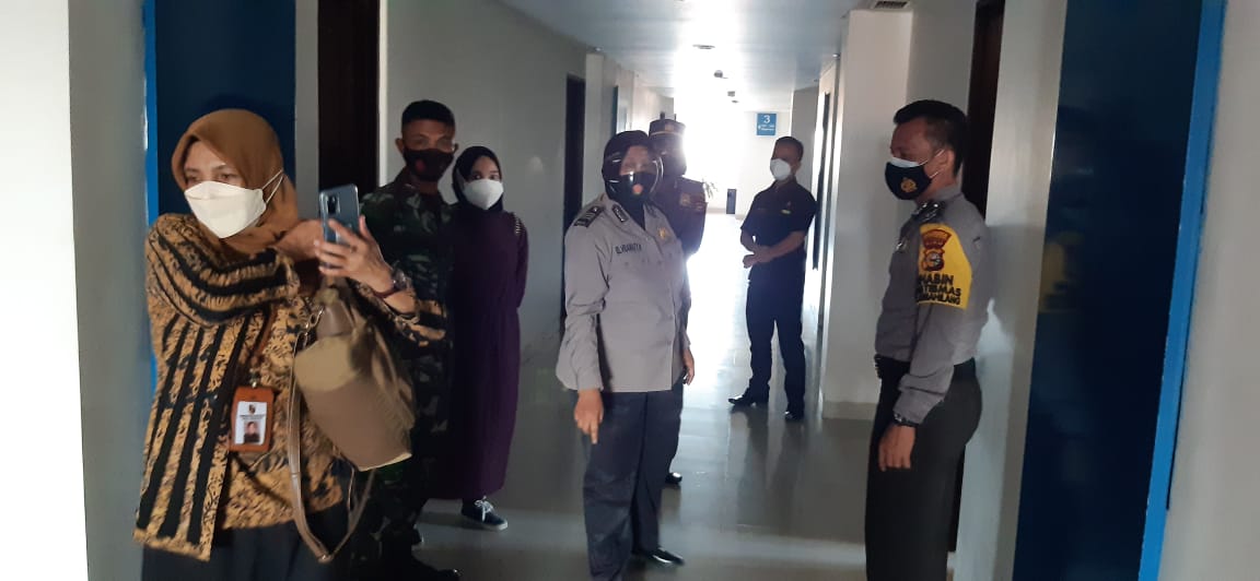 Babinsa Bersama Polsek Kota Dampingi Nakes Jemput Warga Terpapar Covid-19