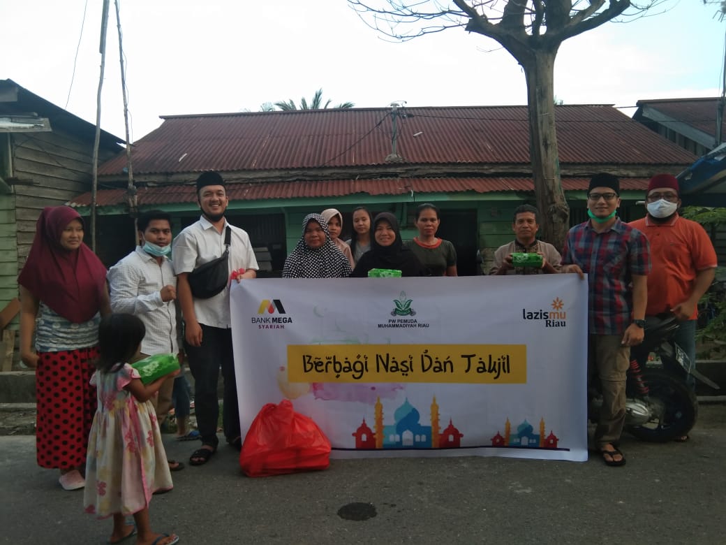 Pemuda Muhammadiyah Riau Berbagi 200 Makanan dan Takjil
