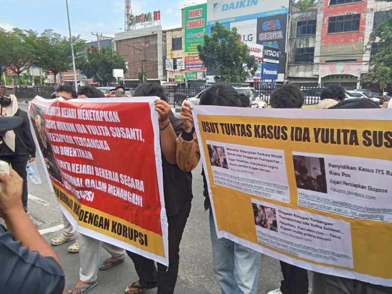 Kasus Mandek, Massa Desak Kejari Tersangkakan Ida Yulita Susanti: “Hukum Jangan Tumpul ke Atas!”