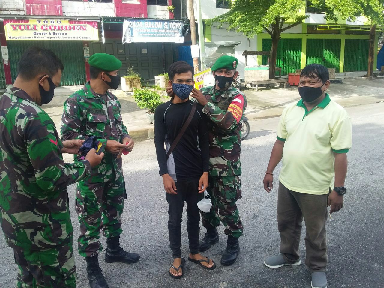 Jumat Berkah, Koramil 02 Kota  Gelar Aksi Bagi-bagi Masker ke Warga 