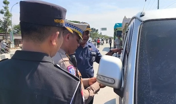 Jelang Lebaran, Polisi Tilang 60 Kendaraan Travel Gelap di Riau