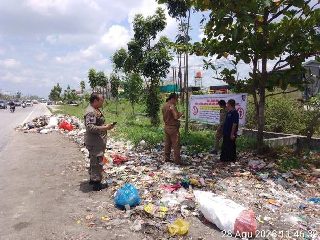 DLHK Pekanbaru Beri Teguran kepada Warga yang Buang Sampah di Luar Jam Ketentuan