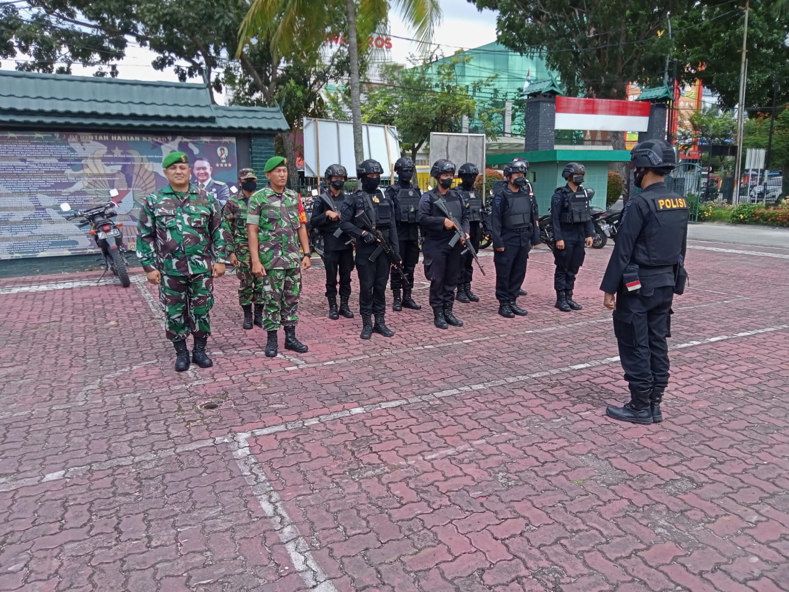 Kopda Ario Diansah - Brimob Polda Riau Gelar Patroli Sinergitas TNI - Polri  Keliling Pekanbaru