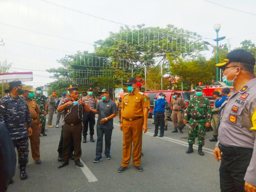 Antisipasi Covid-19, Bupati Suyatno Lakukan Penyemprotan Massal Di Bagan Siapiapi