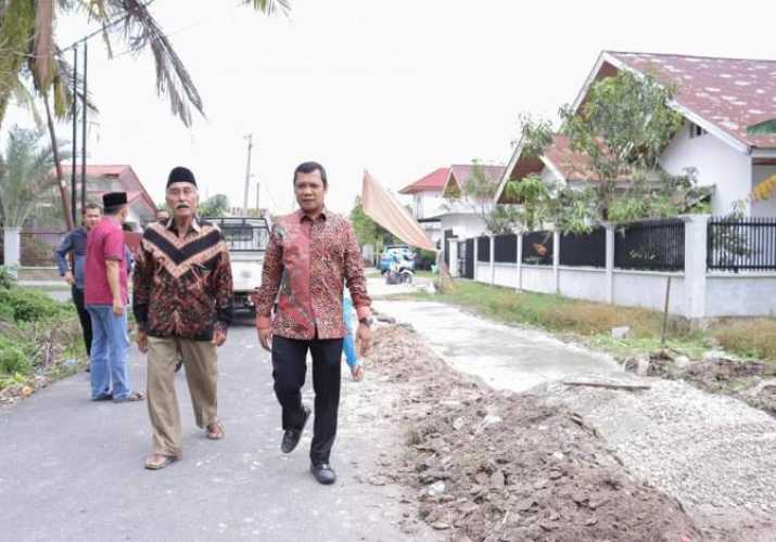 Tinjau Gotong Royong di Jalan Rambai, Muflihun Apresiasi RT/RW yang Peduli Lingkungan