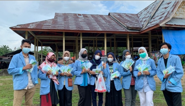 Tim Pengabdian Kukerta Balek Kampung UNRI Bagikan Masker di Pasar Minggu Desa Sumber Datar