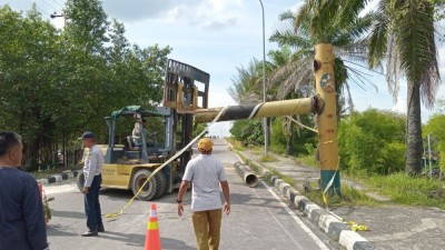 Petugas Dinas PUPR Kembali Pasang Portal Jembatan Leighton