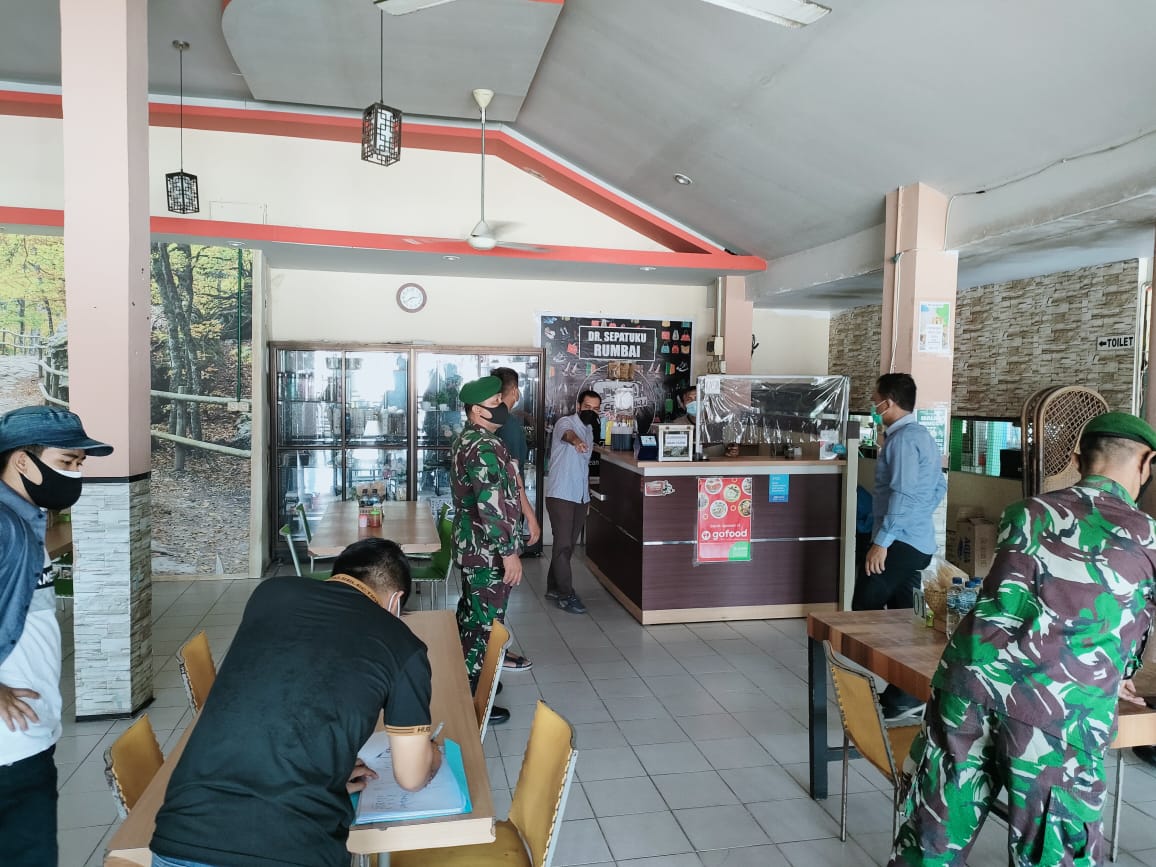 Babinsa -Polsek Kota Gelar Patroli Rutin,  Edukasi Prokes dan Penyekatan Jalan 