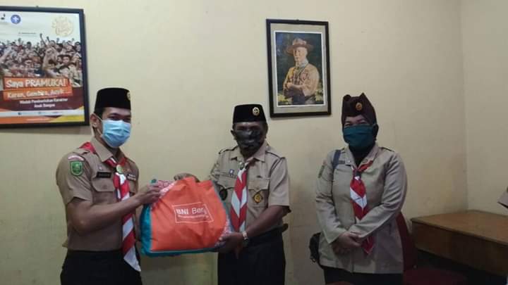 Kwarcab Gerakan Pramuka Kota Pekanbaru Berikan Bingkisan Lebaran