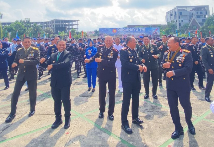 HUT ke-80, Gubernur Riau dan Kapolda Ikut Menari Bersama Prajurit TNI
