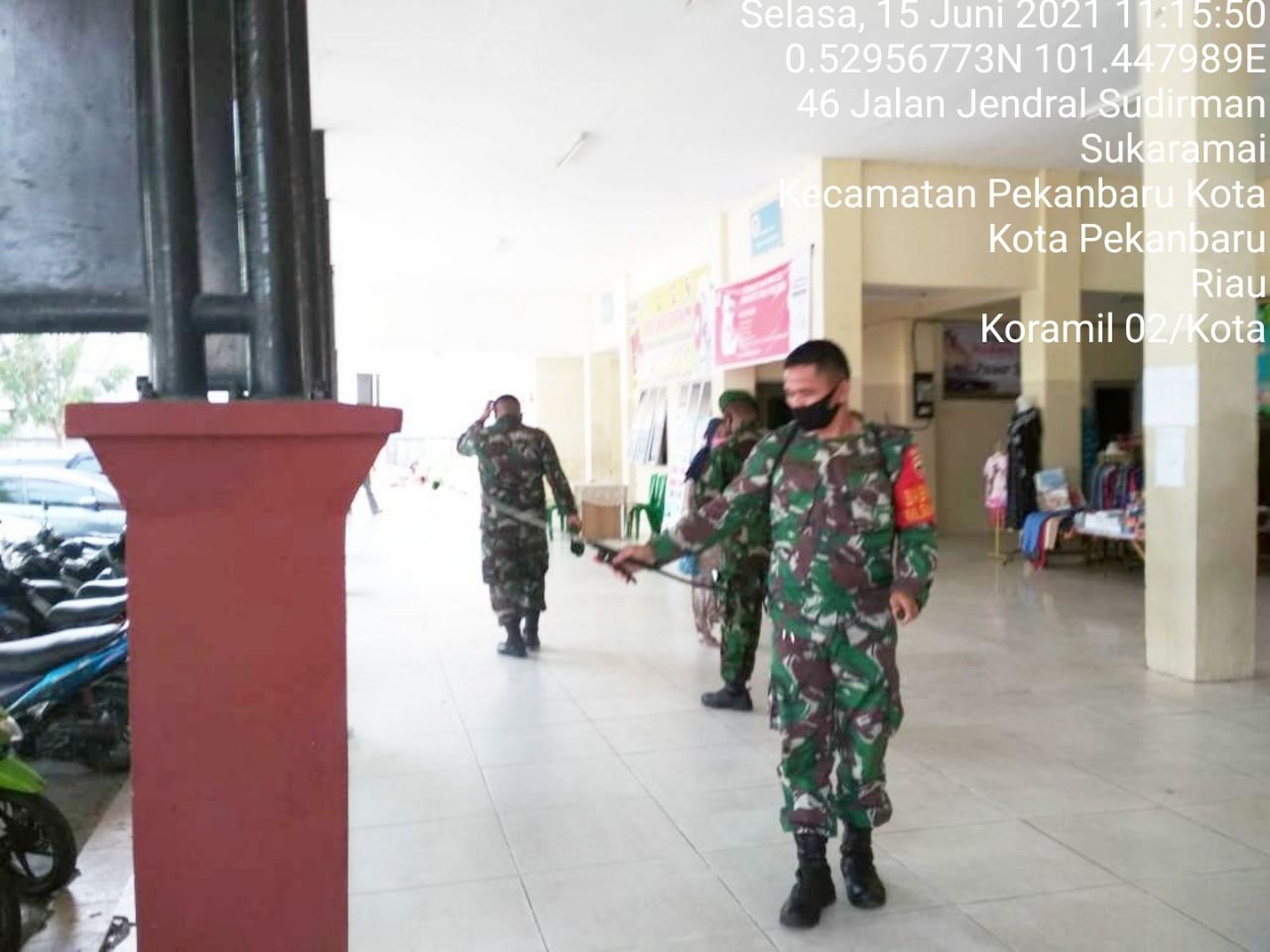 Babinsa Lakukan Penyemprotan Disinfektan dan Penegakan Disiplin Prokes di STC Pekanbaru 