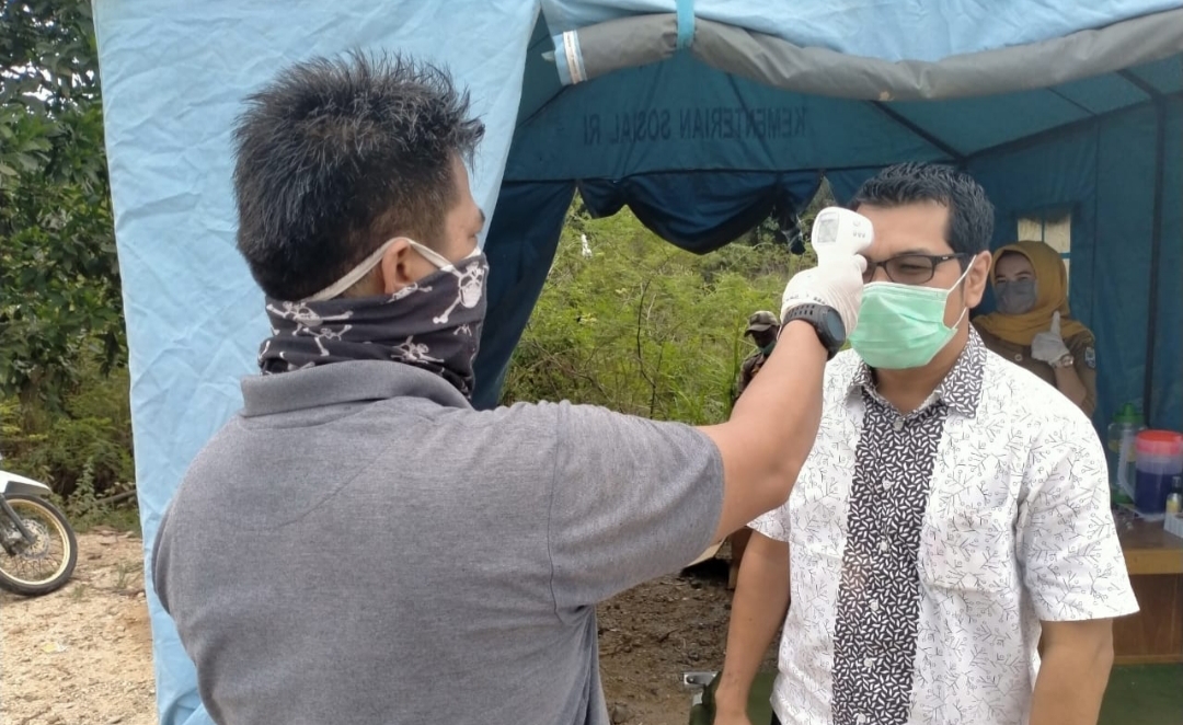 Terdeteksi Miliki Suhu Tubuh 40 Derjat Celcius, Empat Warga Dibiarkan Masuk ke Desa Kesuma Pelalawan