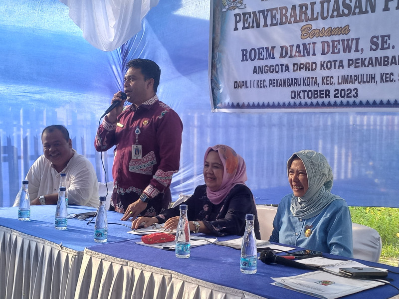 Anggota DPRD Pekanbaru Roem Diani Dewi Sosper Bantuan Hukum Bagi Masyarakat Tidak Mampu di Jalan Semangka