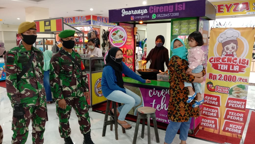 Babinsa Sukaramai dan Penegakan Disiplin Prokes di STC Pekanbaru