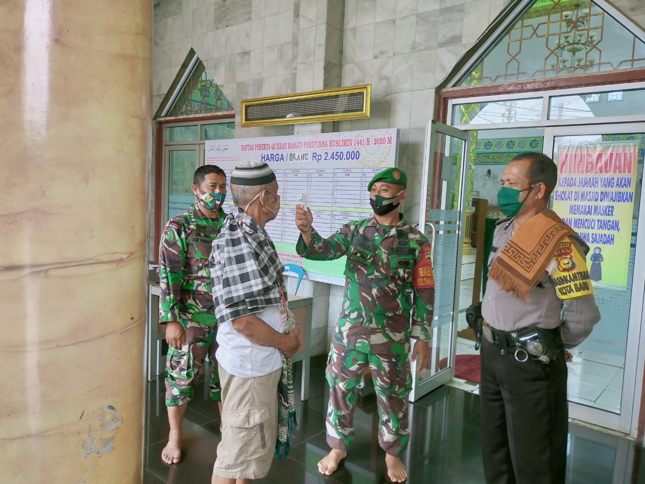 Babinsa Tanahdatar Pastikan Penegakan Disiplin Prokes di Masjid Muslimin
