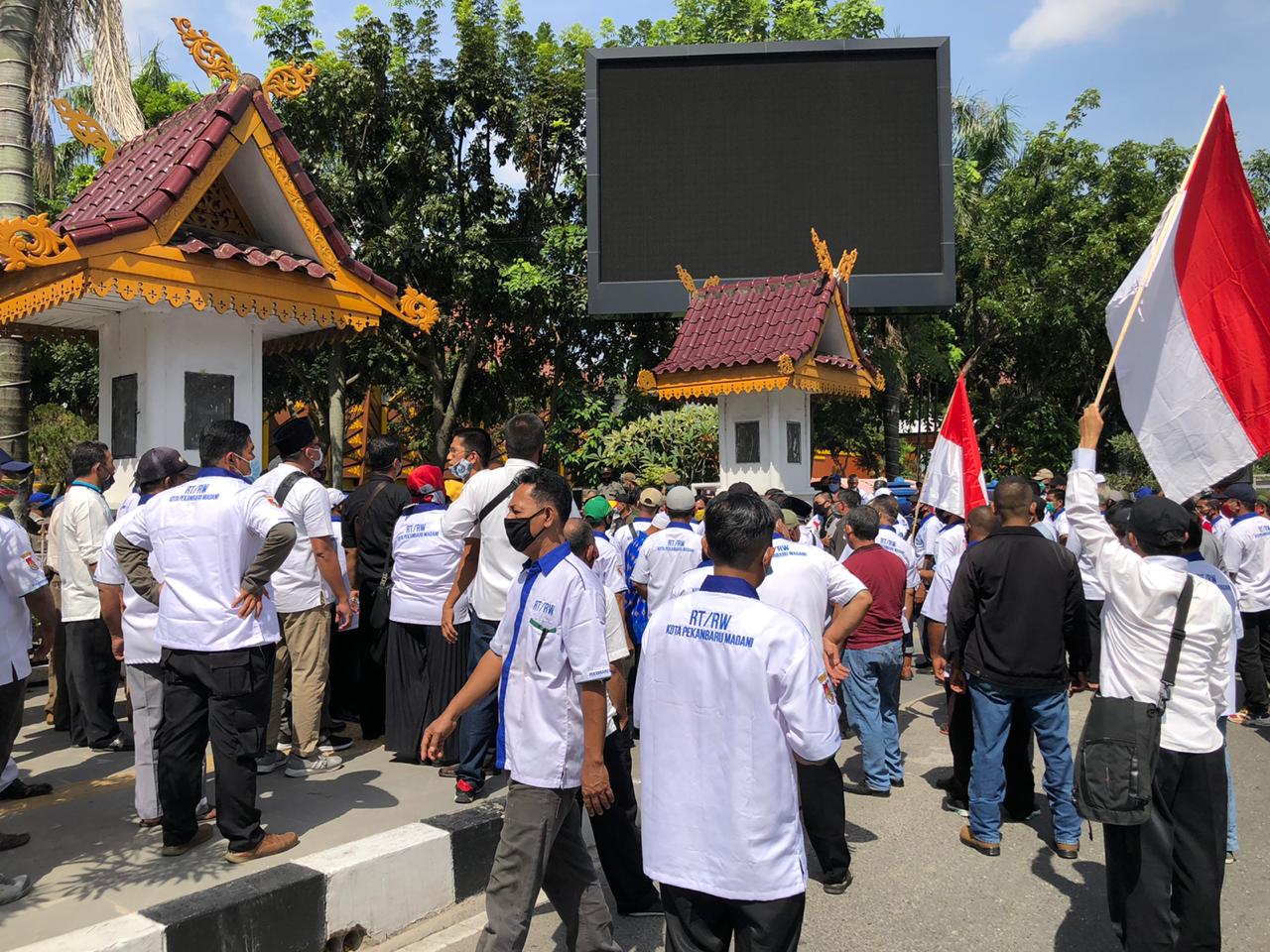 Gelar Aksi Damai, Forum RT/RW Pekanbaru Tuntut Pemko Bayarkan Insentif
