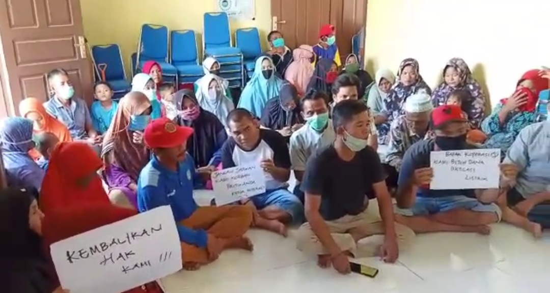 Puluhan Warga Lakukan Aksi di Kantor Desa Sungai Ara, Pelalawan