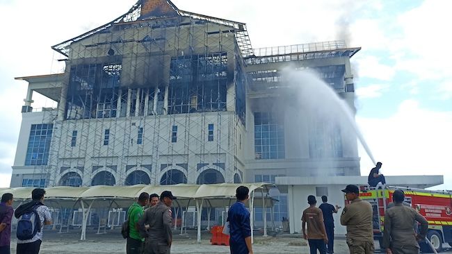 Lantai 4 dan 5 Gedung Lipat Kajang Hangus Terbakar