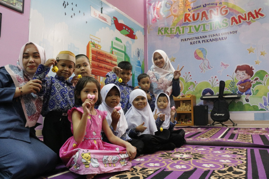Melalui LiteraTour, Siswa MI Ibnu Taimiyah Eksplorasi Perpustakaan Tenas Effendy