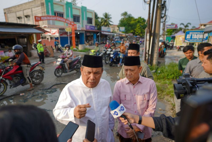 Pj Gubri Tinjau Jalan Suka Karya yang Rusak Parah