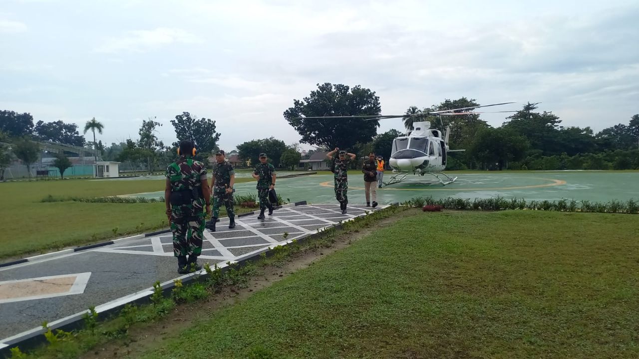 Babinsa Dampingi Provost Kodim 0301 Pekanbaru Pandu Helikopter Danrem 031 WB Kunjungan ke Indragiri Hulu 