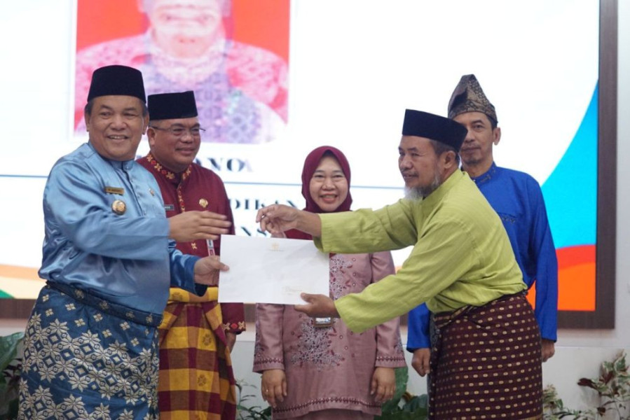 Pj Gubri SF Hariyanto Serahkan SK Pensiun PNS di Lingkungan Pemprov Riau