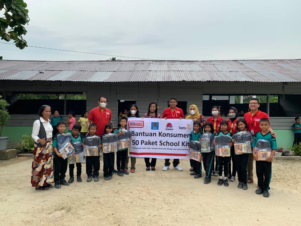 Peringati Hari Anak Nasional 2022, Alfamart Bersama LazisMu dan PWI Riau Salurkan Perlengkapan Sekolah