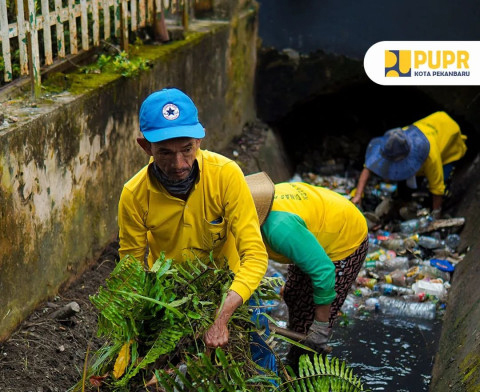 Tersumbat Sampah, Dinas PUPR Pekanbaru Bersih Drainase Jalan Cut Nyak Dien