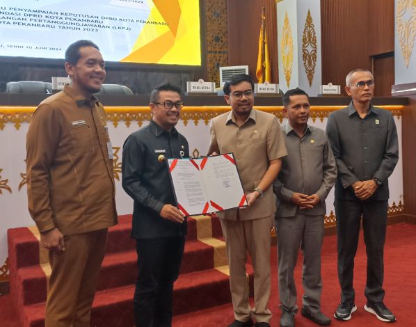 Sampaikan Rekomendasi LKPJ Pemko Pekanbaru 2023, Jalan Rusak Jadi Catatan DPRD