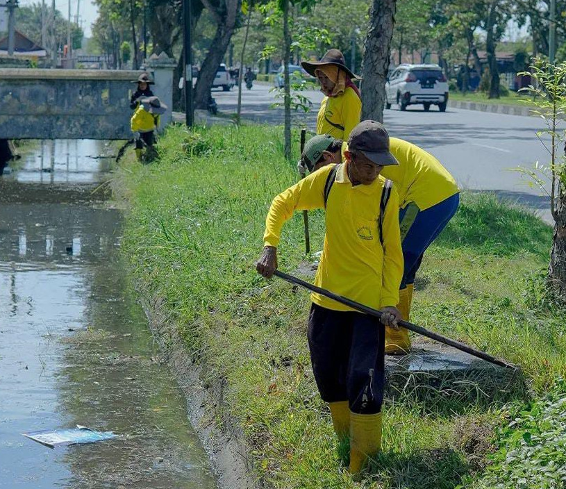 Sering Timbulkan Banjir, Pasukan Kuning PUPR Pekanbaru Tetap Rutin Bersihkan Drainase
